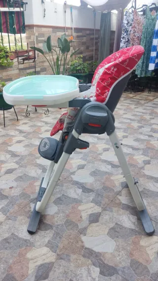 Trona bebé regulable en altura de la marca Chicco