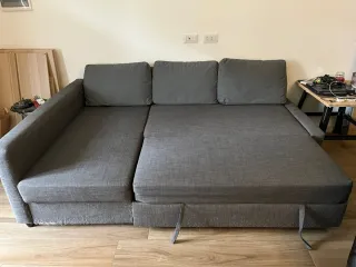 Divano angolare grigio in tessuto