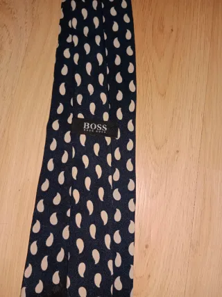 Corbata Hugo Boss Azul  y gotas Beige