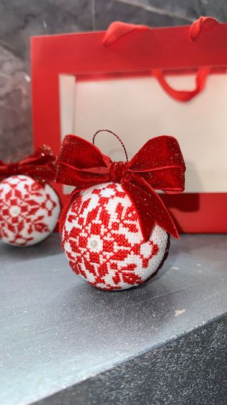 Sfere natalizie ricamate a mano