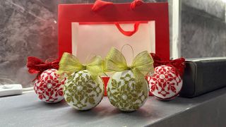 Sfere natalizie ricamate a mano