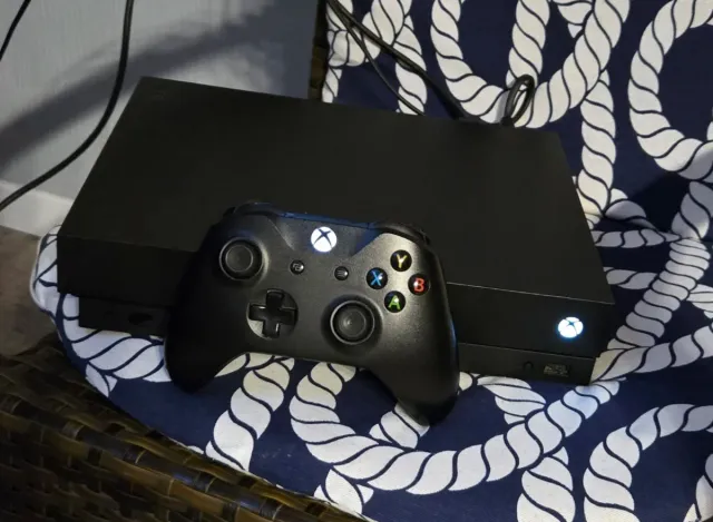 Xbox One Negra + Mando y Cables