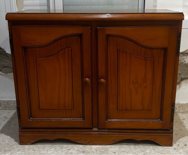 Mueble de madera con puertas