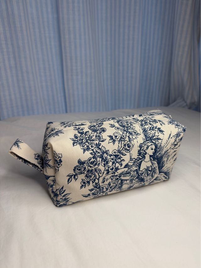 Neceser estampado floral azul y blanco