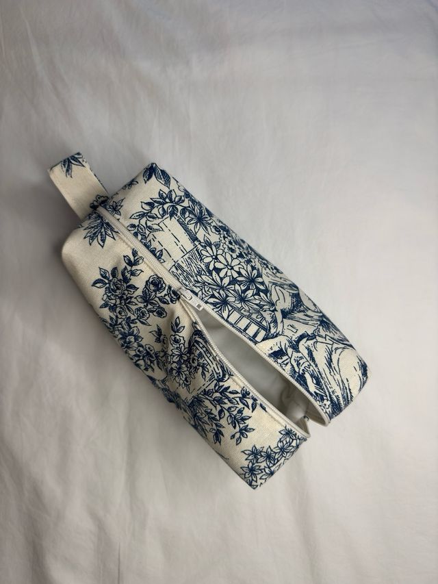 Neceser estampado floral azul y blanco