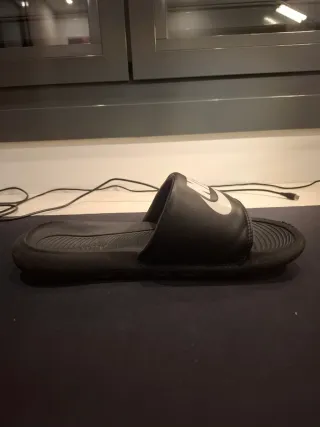 Chanclas Nike Negras con swoosh blanco