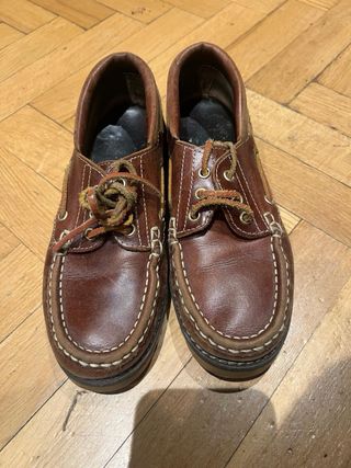 Náuticos de piel marrón