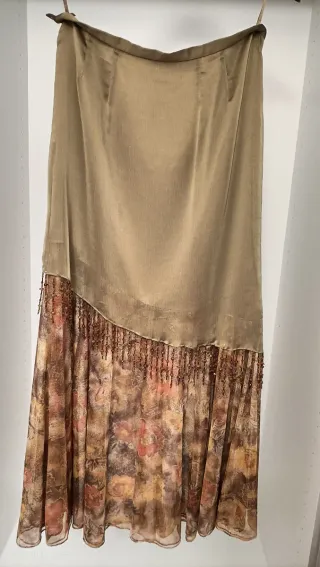 Falda con corpiño joya y pañoleta a juego.