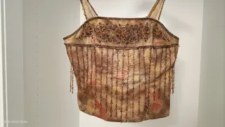 Falda con corpiño joya y pañoleta a juego.