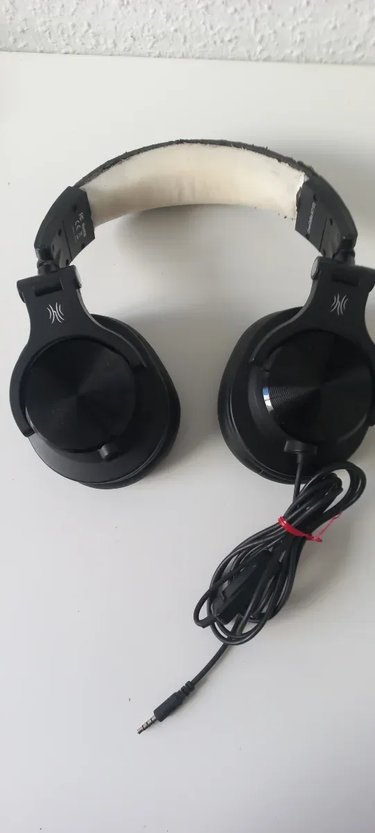 Auscultadores pretos com fita para a cabeça