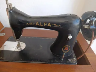 Máquina de coser Alfa antigua