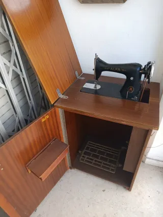 Máquina de coser Alfa antigua
