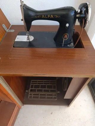 Máquina de coser Alfa antigua