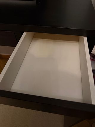 Escritorio negro de madera de Ikea