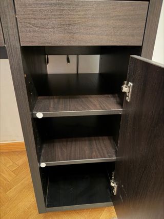 Escritorio negro de madera de Ikea