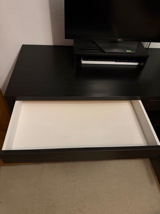 Escritorio negro de madera de Ikea