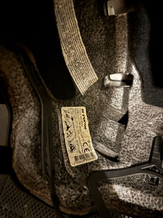 Casco Btwin con pegatinas personalizadas