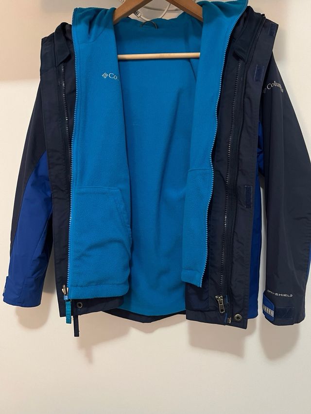 Chaqueta Columbia Azul y Negra
niño . talla 10-12 