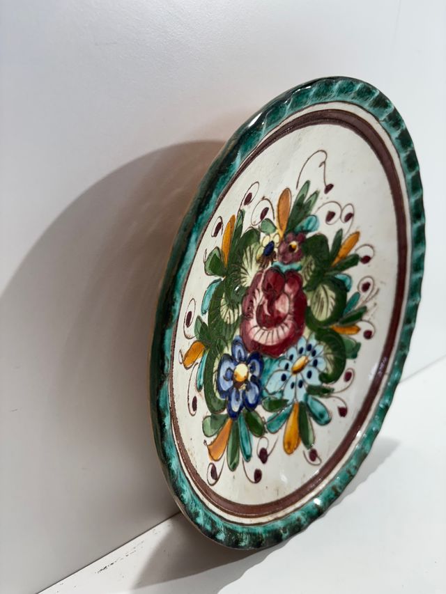 Plato de cerámica artesanal pintado a mano