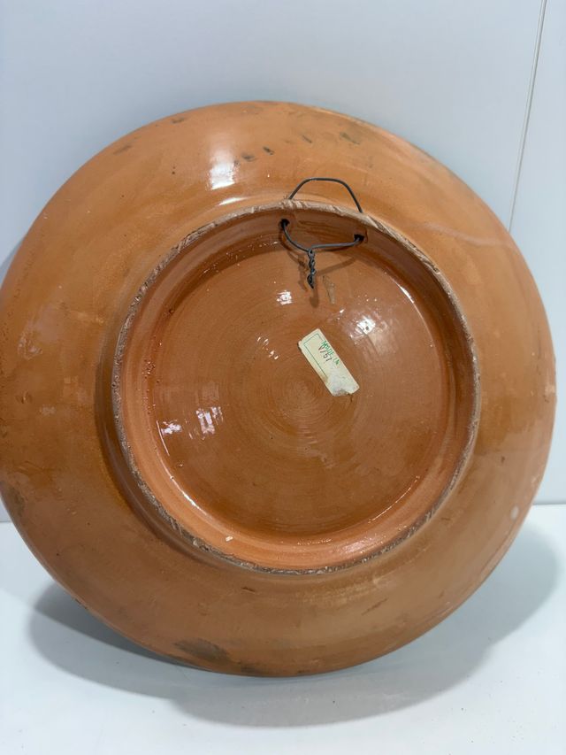 Plato de cerámica artesanal pintado a mano
