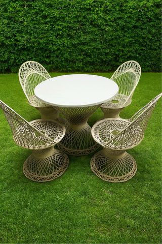 Mesa y 4 sillas de jardín