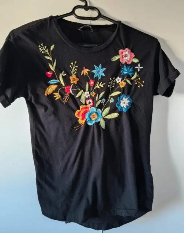 Camiseta Stradivarius flores bordadas Talla S