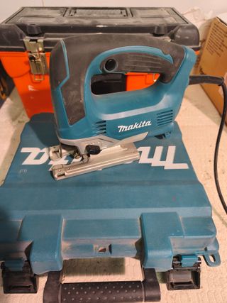 Sierra de calar Makita 650W con maletín