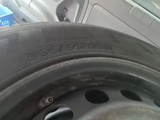 4 llantas de hierro con neumáticos y tornillos