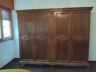 Armario de madera clásico