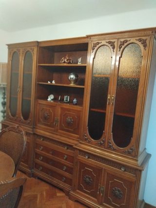 Armario de madera con puertas de cristal