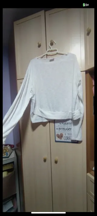 Jersey Blanco Roto Crop Detalle Nudo Bajo