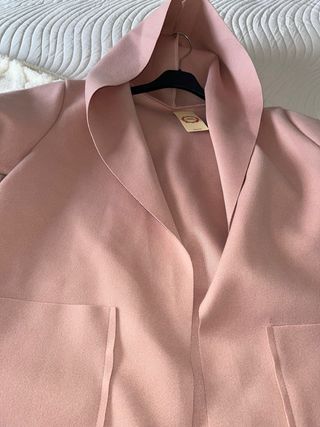 Chaqueta rosa con capucha
