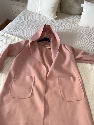 Chaqueta rosa con capucha