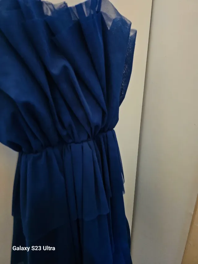 Abito blu con balze in tulle