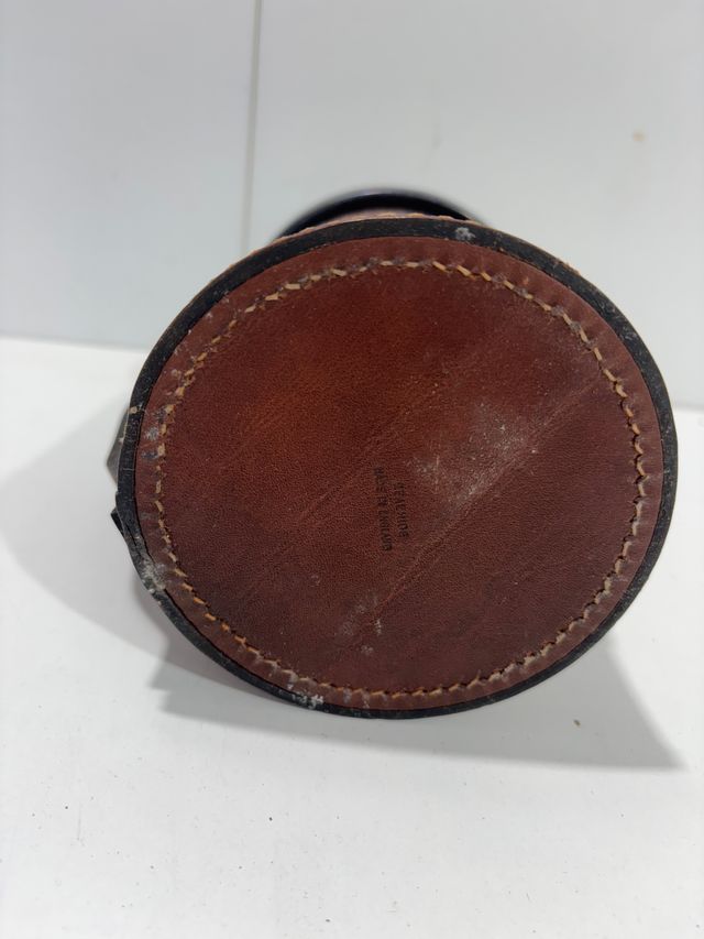 Jarra cuero interior porcelana, escudo metal