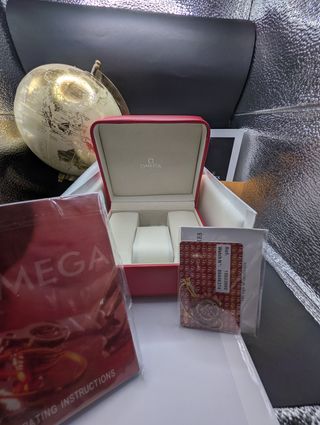 Caja Omega Red con estuches y folletos