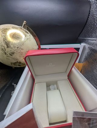 Caja Omega Red con estuches y folletos