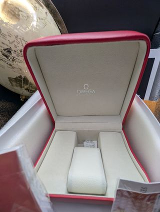 Caja Omega Red con estuches y folletos