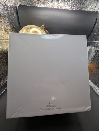 Caja Omega Red con estuches y folletos