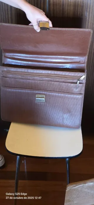 Maletín ejecutivo marrón con cierre metálico