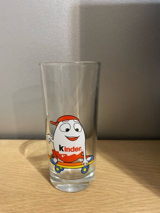 Vaso Kinder con personaje patinador