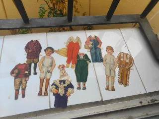 Un sacco di vecchi ritagli per bambini e vestiti