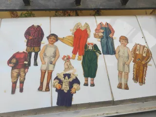 Un sacco di vecchi ritagli per bambini e vestiti