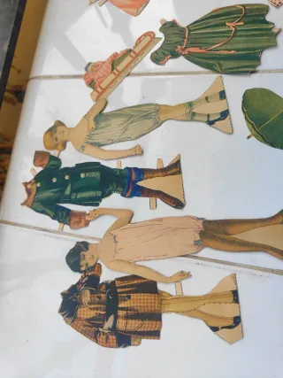 Un sacco di vecchi ritagli per bambini e vestiti