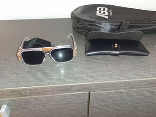 Gafas de sol negras y doradas