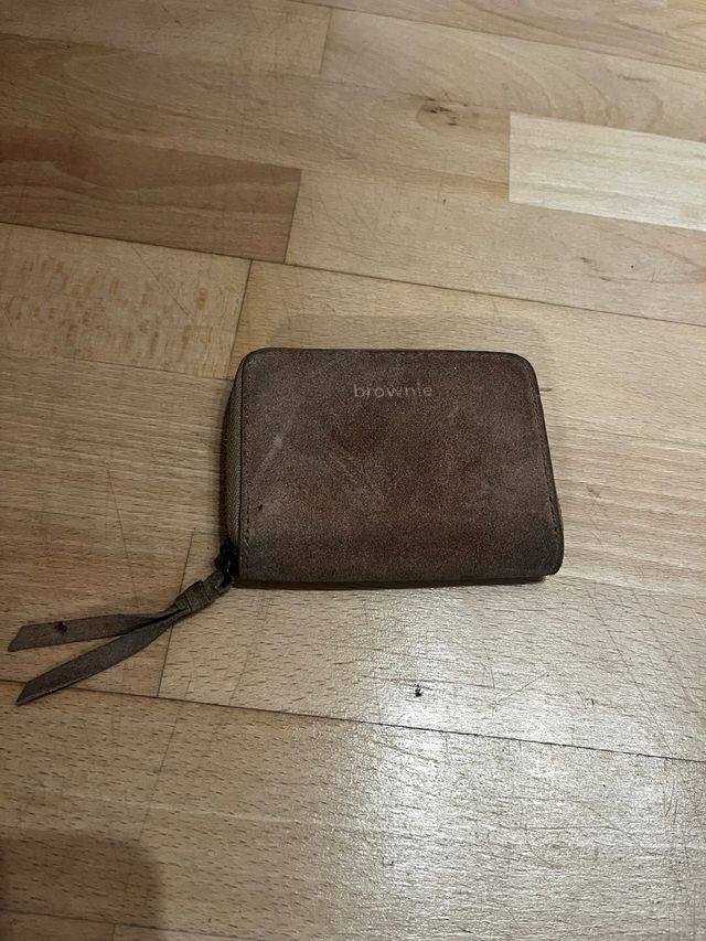 Brownie: Cartera marrón con cremallera