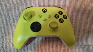 Xbox Series S + Mando Verde
