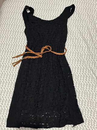 Vestido negro encaje con cinturón