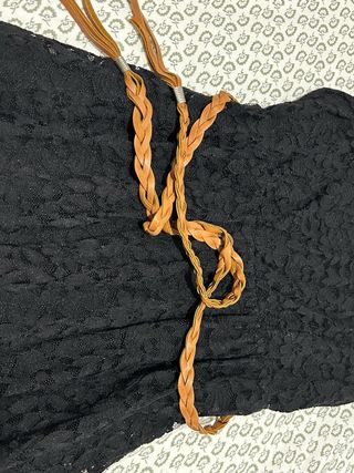 Vestido negro encaje con cinturón