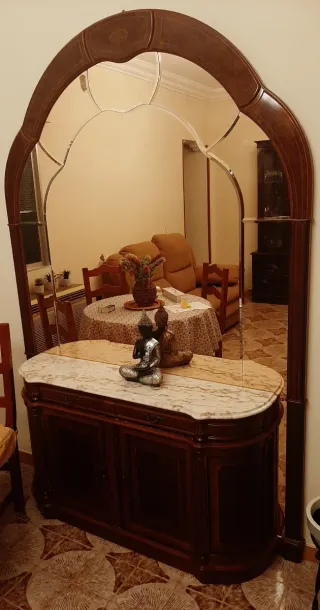 Recibidor clásico con espejo de madera curvado